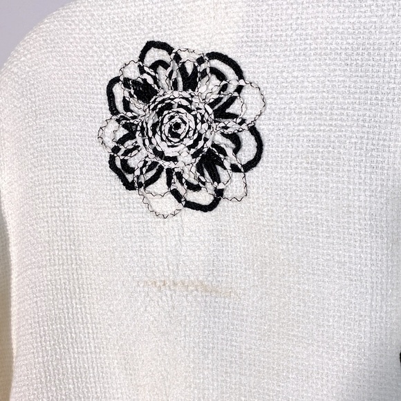 Carlisle Elegant White Tweed Jacket with black floral detailing size 18 - Picture 8 of 12